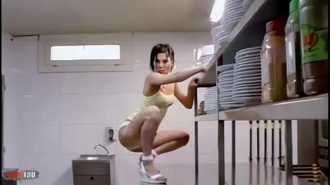 Barbara Nux haciendo un strip  delante de la barra 