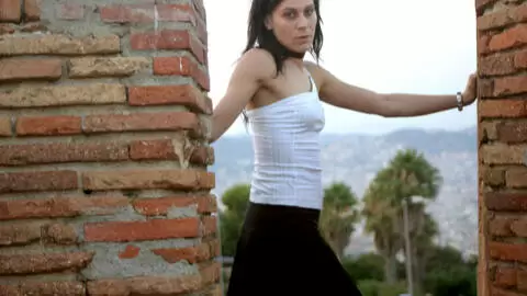 Barbara Nux enseñando su cuerpo  delante de la barra  photo 1