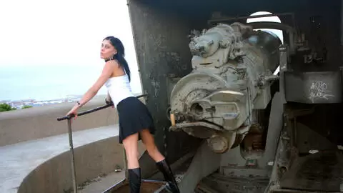 Barbara Nux enseñando su cuerpo  delante de la barra  photo 9