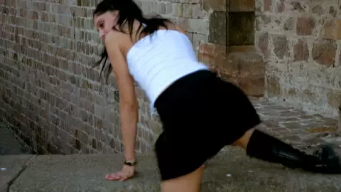 Barbara Nux enseñando su cuerpo  delante de la barra  photo 13