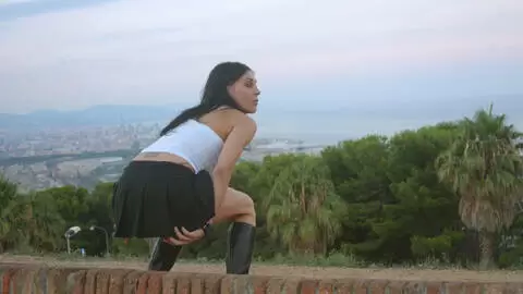 Barbara Nux enseñando su cuerpo  delante de la barra  photo 14