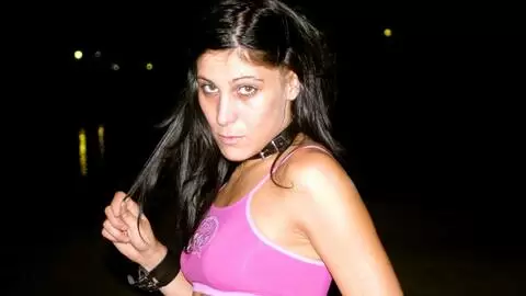 Barbara Nux desnudandose  delante de la barra  photo 7