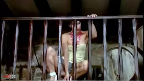 Barbara Nux enseñando su cuerpo  delante de la barra  photo 02