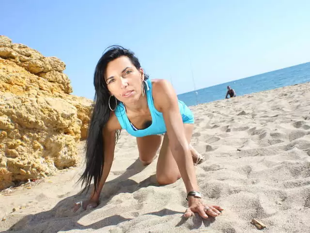 Bettina Kox haciendo un strip  en las rocas photo 1