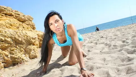 Bettina Kox haciendo un strip  en las rocas