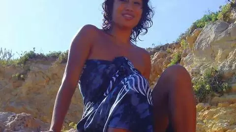 Betty desnudandose al lado del mar 