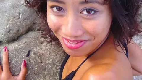 Betty enseñando su cuerpo en la playa  photo 3