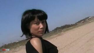 Betty posando en la playa 