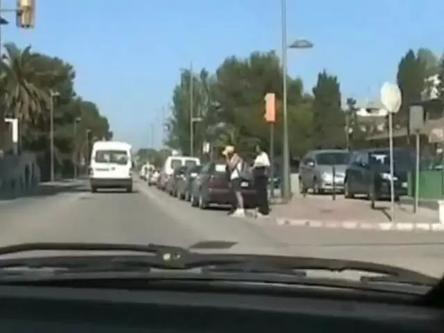 La hermosa joven asiática betty muestra su coño en el auto photo 5