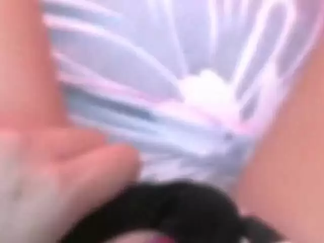 La hermosa joven asiática betty muestra su coño en el auto photo 13