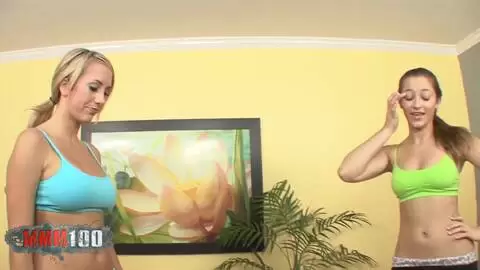 Sesión de yoga se vuelve traviesa photo 02