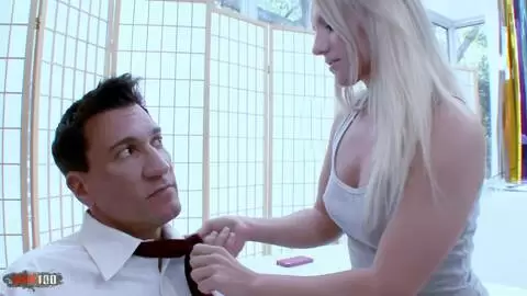 Una linda rubia para un vendedor afortunado photo 02