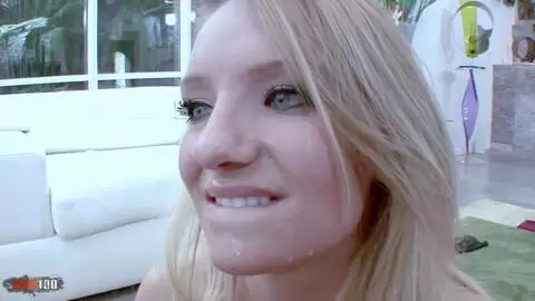 Una linda rubia para un vendedor afortunado photo 16