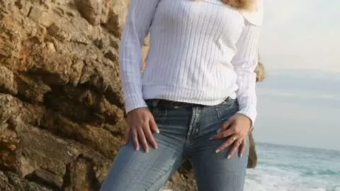 Calia B posando  en la playa  photo 2