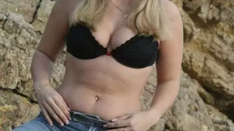 Calia B posando  en la playa  photo 4