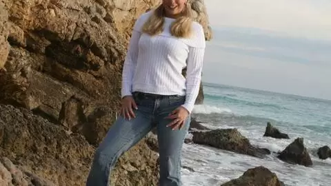 Calia B posando  en la playa 