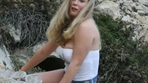 Jovencita con tetas grandes desnuda en la montaña photo 1