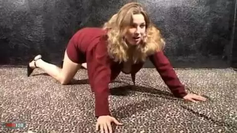 La guapa joven rubia de grandes tetas Calia B posa en el garaje photo 03