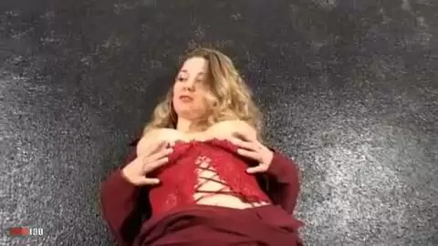 La guapa joven rubia de grandes tetas Calia B posa en el garaje photo 08