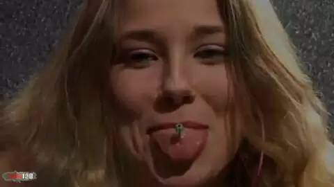 La guapa joven rubia de grandes tetas Calia B posa en el garaje photo 16