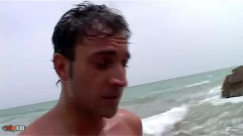 Hermosa rubia tetona follada en la playa