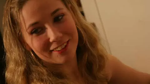 Calia B posando  en el sofá  photo 1