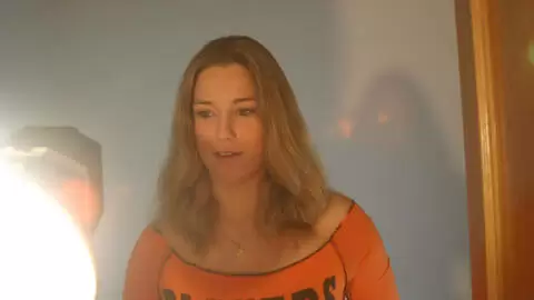 Calia B enseñando su cuerpo en las escaleras  photo 1