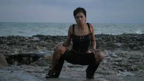 Canele desnudandose  en la playa  photo 14