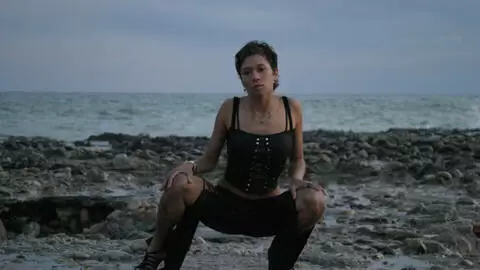 Canele desnudandose  en la playa  photo 15