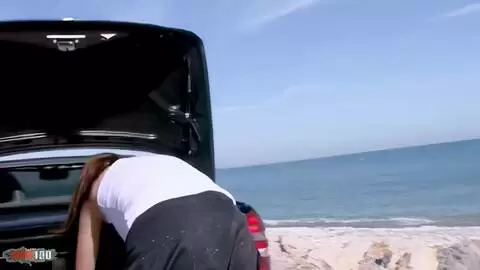 La joven francesa Carla filmada mientras se arregla