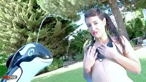 La joven española Carmina Ordena juega en su piscina y es enculada por Kevin photo 02