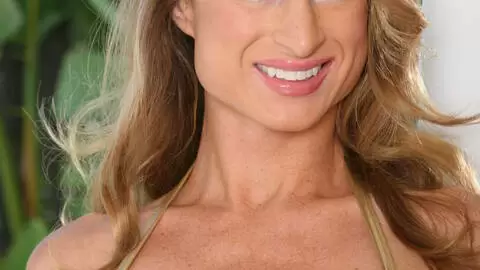 Honey West haciendo un strip   photo 1