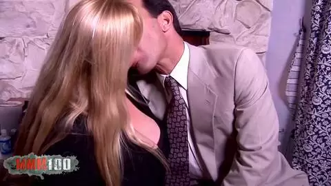 Ama de casa rubia gordita recibe golpes profundos y corrida photo 01