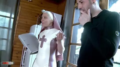 Charlie busca fondos para su parroquia y Kevin White la folla duro