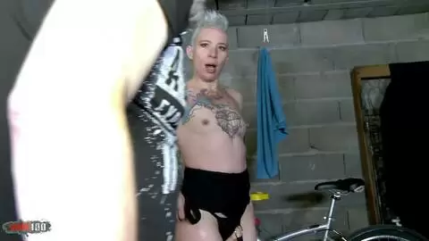 Impresionante MILF Charlie follada duro por el coño y el culo en el taller photo 03