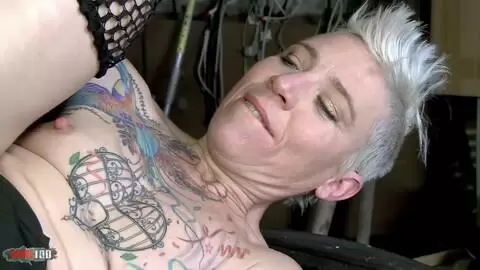 Impresionante MILF Charlie follada duro por el coño y el culo en el taller photo 09