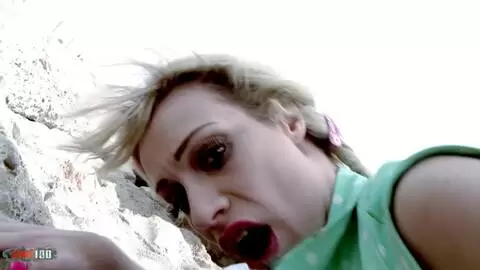 Follando en la playa con la estrella porno británica de grandes tetas Chessie Kay photo 10