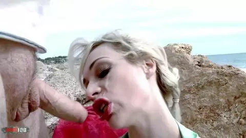 Follando en la playa con la estrella porno británica de grandes tetas Chessie Kay photo 16