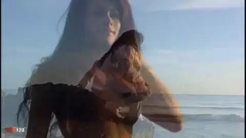 Christine enseñando su cuerpo  en la playa  photo 01