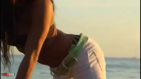 Christine enseñando su cuerpo  en la playa  photo 03