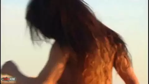 Christine enseñando su cuerpo  en la playa  photo 10