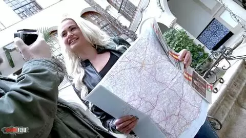 Deliciosa pequeña turista finlandesa enculada en el bosque photo 02