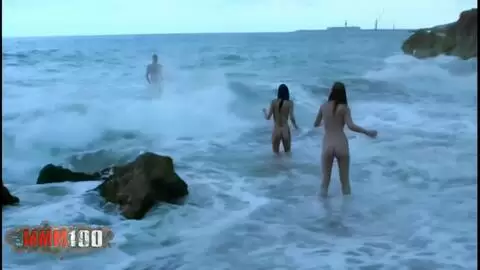 Clara y Barbara-nux Chicas rubias y morenas en un trío salvaje en la playa con Terry Kemaco photo 16