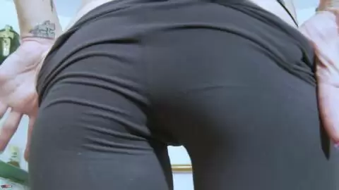 La hermosa morena española Cleo Gold en mallas ajustadas hace un striptease photo 09