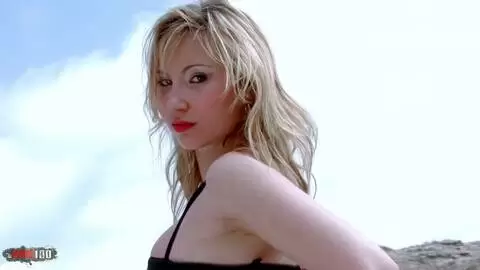 Una impresionante rubia se exhibe en el mar photo 3