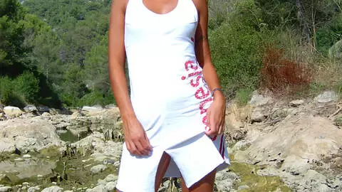 Crystal Wells desnudandose  en el rio 