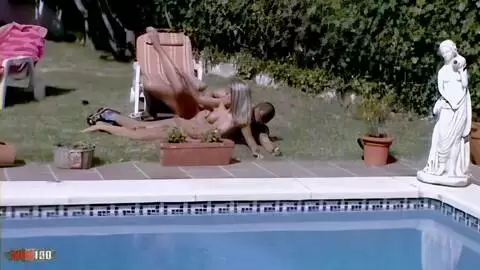 Escena de Crystal Wells con Tomas junto a la piscina filmada desde la cámara 2 photo 13