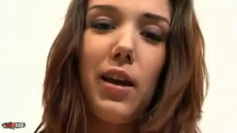 Cynthia Lavigne haciendo un strip   photo 10