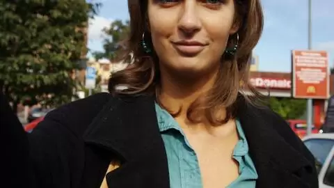 Guapa haciendo selfies desnuda a la playa