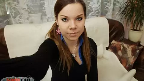 Algunas fotos de una preciosa jovencita morena checa con un cuerpo 100% natural